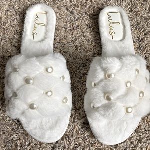 White fuzzy slippers with pearls - NEW